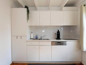 ثلاجة، ميكروويف، موقد طهي مسطح، ماكينة لصنع القهوة/الشاي