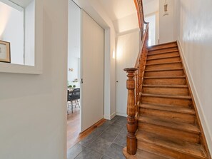 A wooden staircase with a handrail leading to an upper floor. - Spacious town house in the centre of Nieuwpoort (Nieuwpoort)