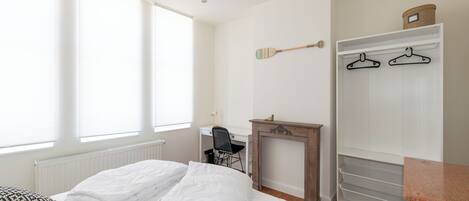 4 عدّة غرف نوم وخدمة الإنترنت