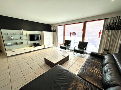 Modern-style apartment close to the beach