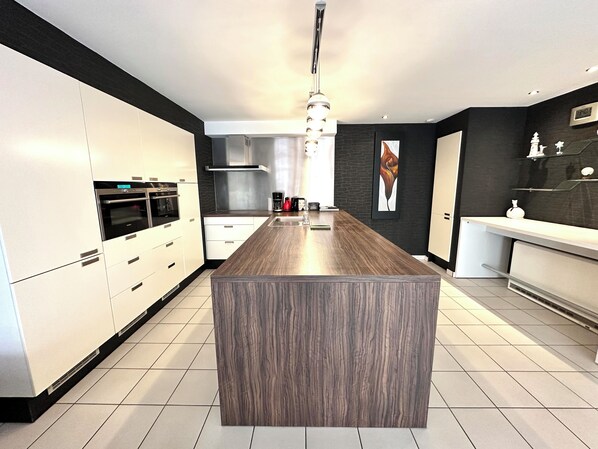 Kylskåp, mikrovågsugn, ugn och spishäll