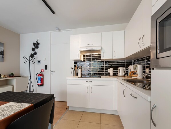 ثلاجة، ميكروويف، فرن، موقد طهي مسطح