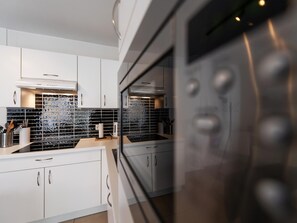 ثلاجة، ميكروويف، فرن، موقد طهي مسطح