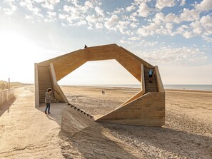 بالقرب من الشاطئ