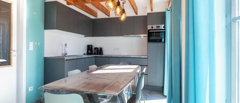 Réfrigérateur, four à micro-ondes, un four, surface de cuisson