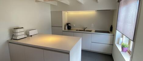 ثلاجة، ميكروويف، فرن، موقد طهي مسطح