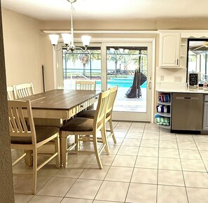 Dining - Heated Pool, Hot Tub, Fire Pit + RV/Boat Parking (Port Charlotte)