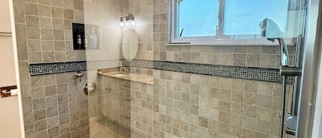 Douche, serviettes fournies