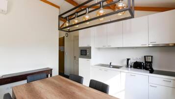 Kühlschrank, Mikrowelle, Herdplatte, Geschirrspüler