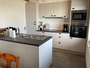 Jääkaappi, mikroaaltouuni, uuni, liesi