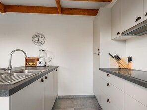 Jääkaappi, mikroaaltouuni, uuni, liesi