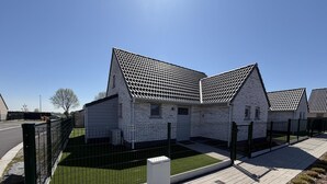 Et boligområde med huse, der har saddeltage og murstensfacader.