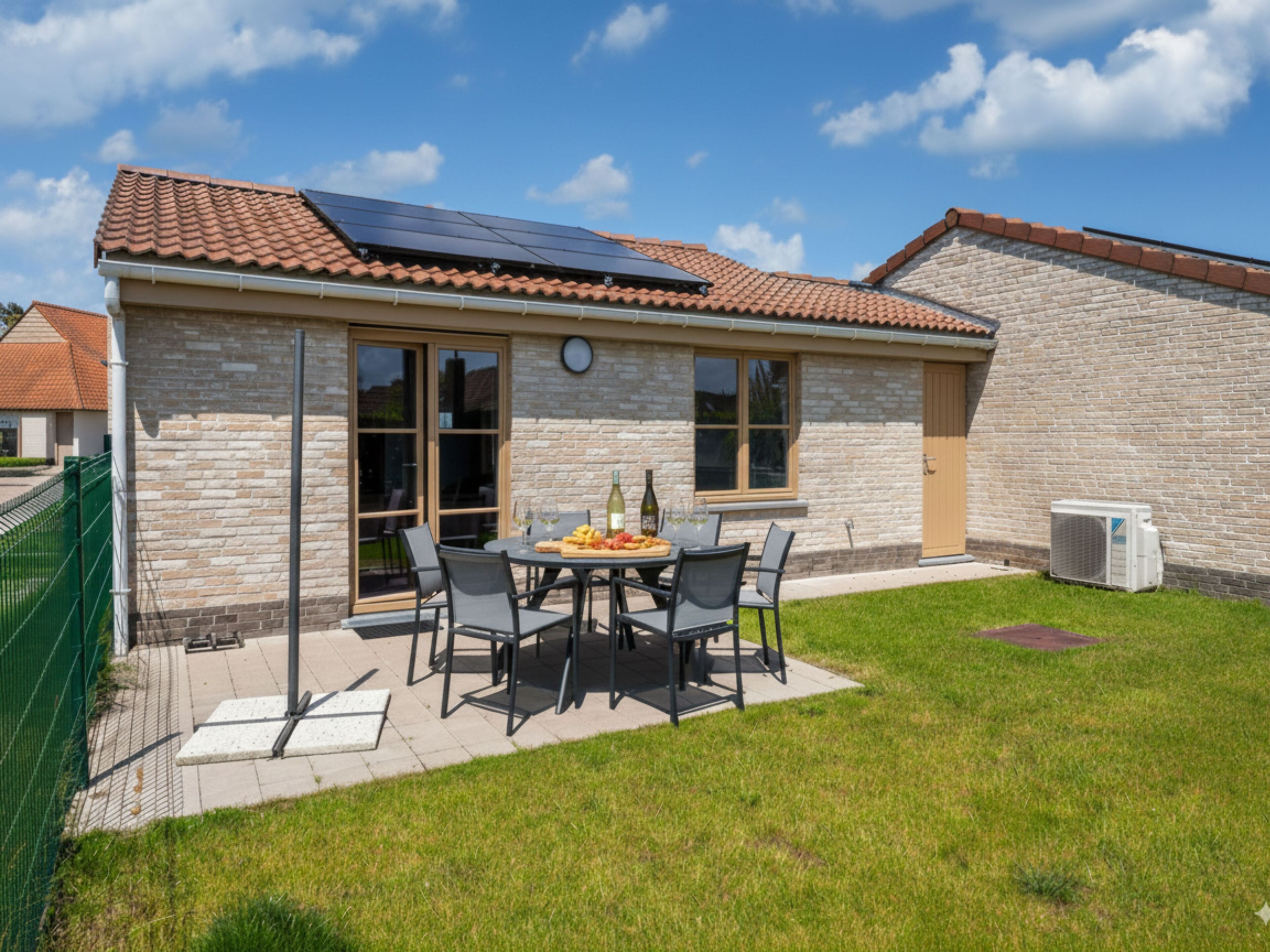 Außenseite Ferienhaus [Sommer]