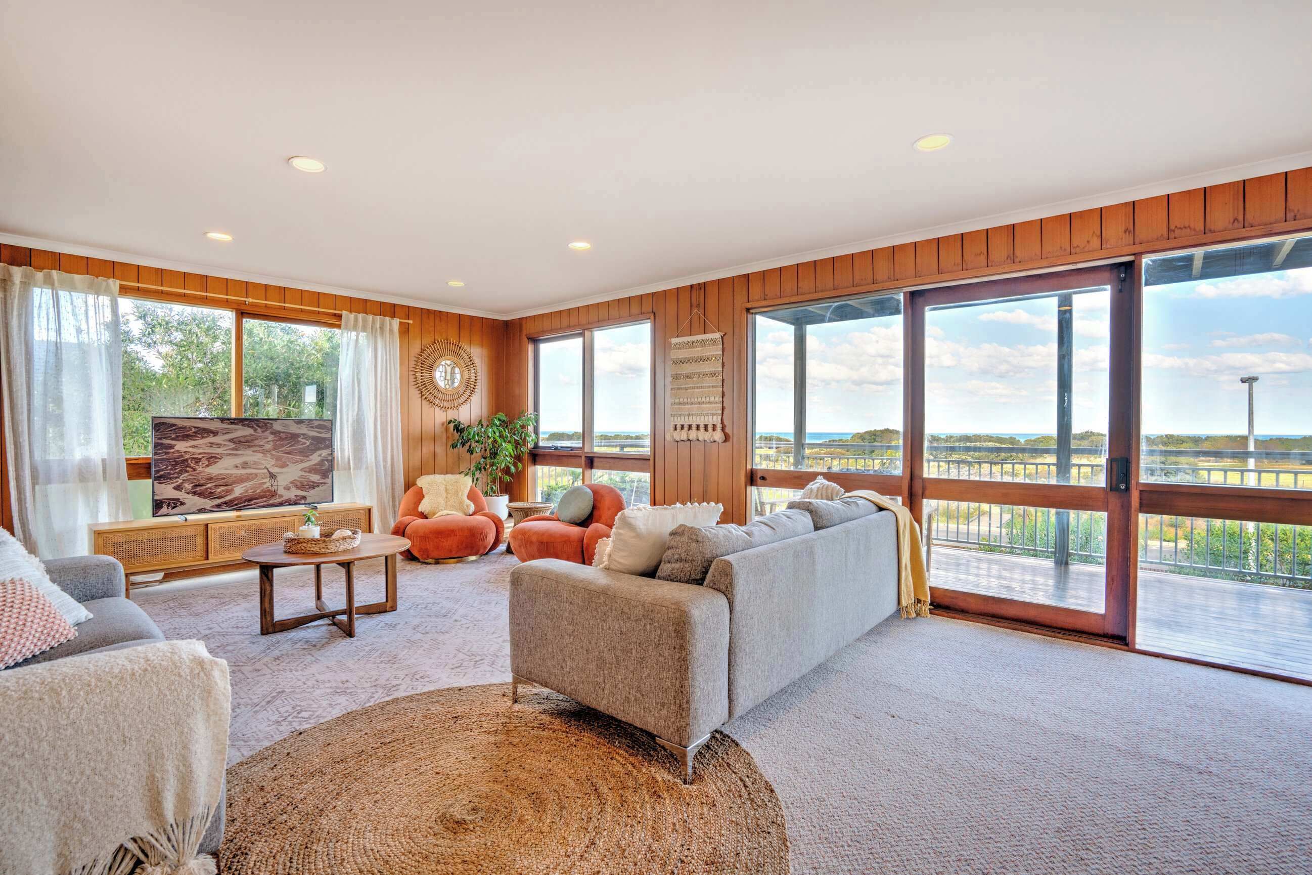 Télévision, cheminée, espaces bureaux