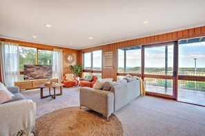 Télévision, cheminée, espaces bureaux