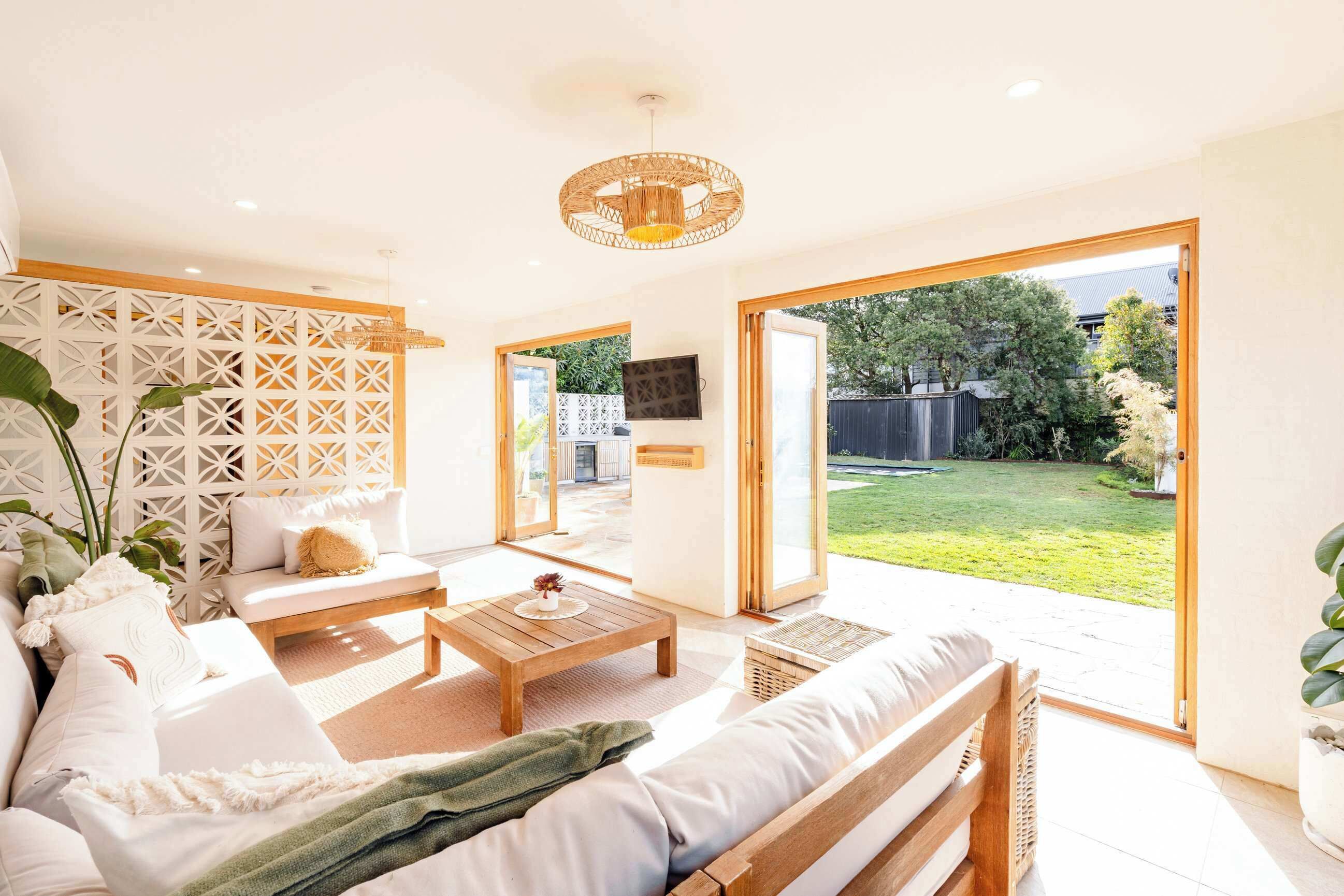 Télévision, cheminée, espaces bureaux