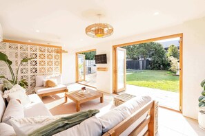 テレビ、暖炉、書斎 / ワークスペース