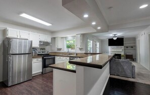 Four à micro-ondes, un four, surface de cuisson, lave-vaisselle