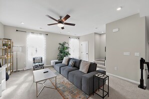 Smart TV - 
Lux Home - Mins to Downtown, RDU, Fenton, UNC Health, WakeMed, & The Triangle (Cary)