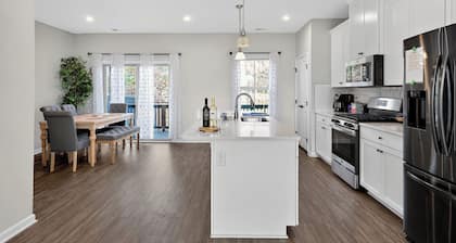 Lux Home - Mins to Downtown, RDU, Fenton, UNC Health, WakeMed, & The Triangle