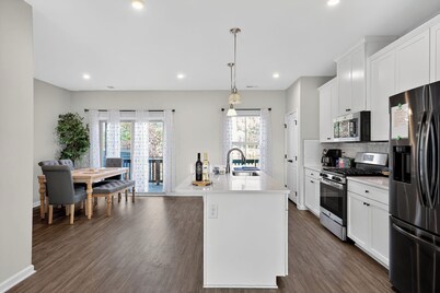 
Lux Home - Mins to Downtown, RDU, Fenton, UNC Health, WakeMed, & The Triangle