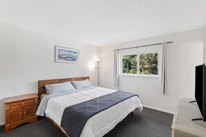 4 bedrooms, desk, iron/ironing board, WiFi
