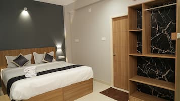 Desk, laptop workspace, iron/ironing board, free WiFi