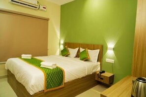 Skrivebord, arbejdsområde til bærbare computere, strygejern/strygebræt