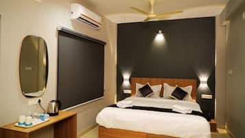 Desk, laptop workspace, iron/ironing board, free WiFi