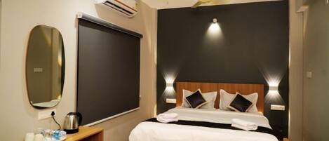 Desk, laptop workspace, iron/ironing board, free WiFi