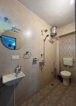 Deluxe Room | Bathroom