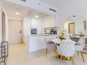 Deluxe Apartment, Balcony, City View | In-room dining