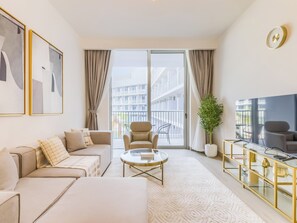 Appartement Deluxe, balcon, vue sur la ville | Aire de séjour | Téléviseur connecté de 55 po avec télévision numérique