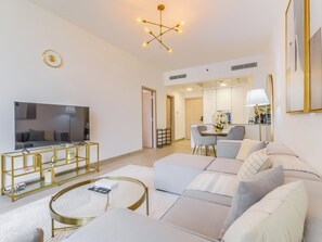 Departamento Deluxe, balcón, vista a la ciudad | Área de sala de estar | Smart TV de 55 pulgadas con canales digitales 