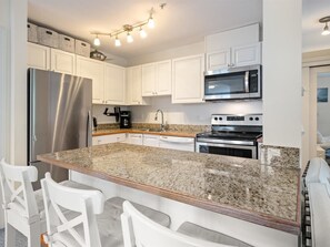 ثلاجة، ميكروويف، فرن، موقد طهي مسطح