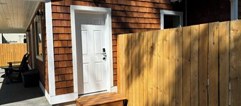 En-Suite Guestroom, Separate Entry — Hosts On-Site