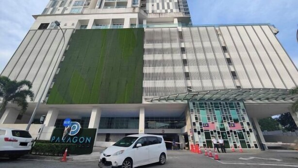 Un bâtiment moderne avec une façade verdoyante et une enseigne indiquant « PARAGON ».