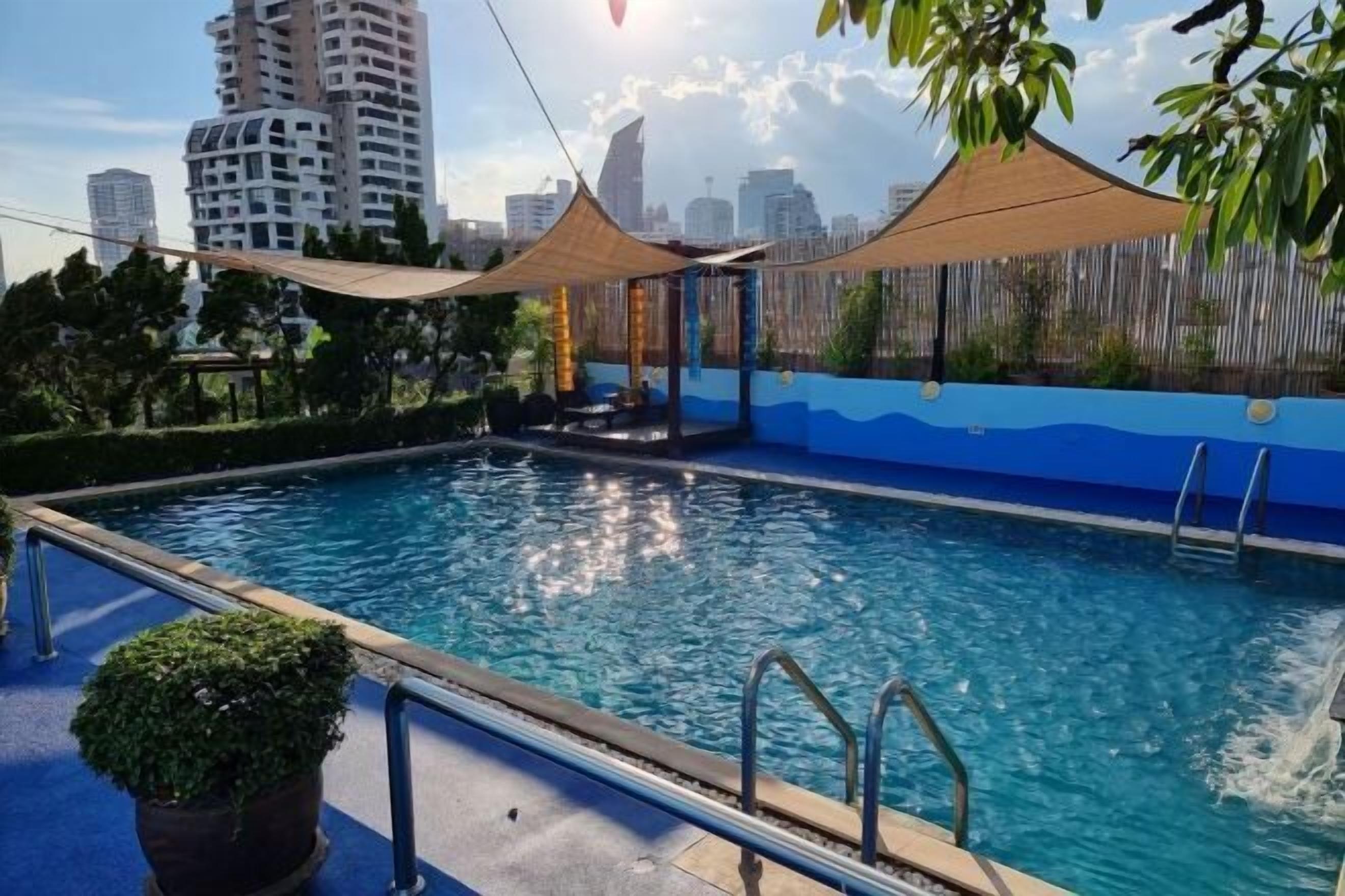 สระว่ายน้ำกลางแจ้ง