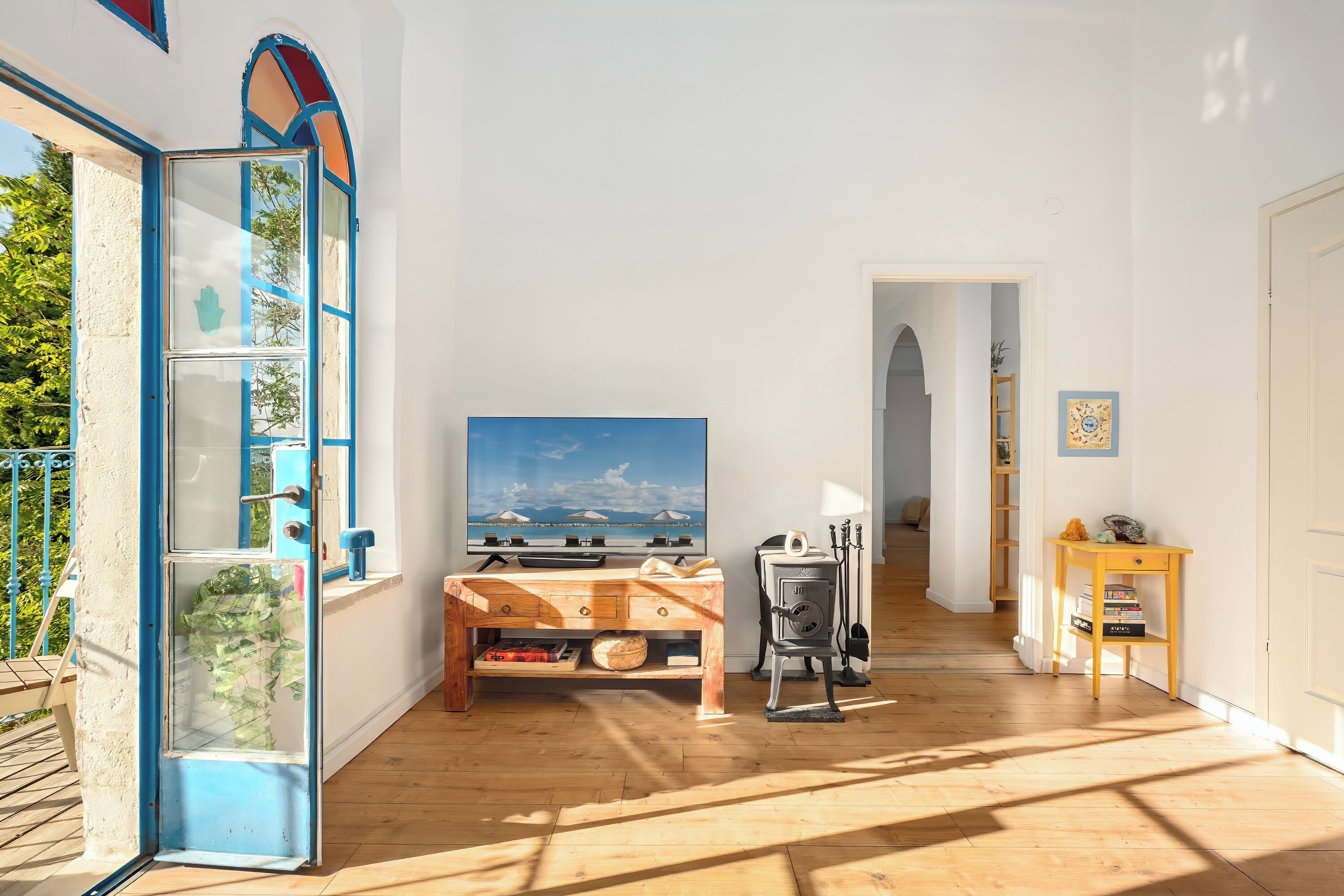 하우스, 산 전망 | 거실 공간 | 스마트 TV