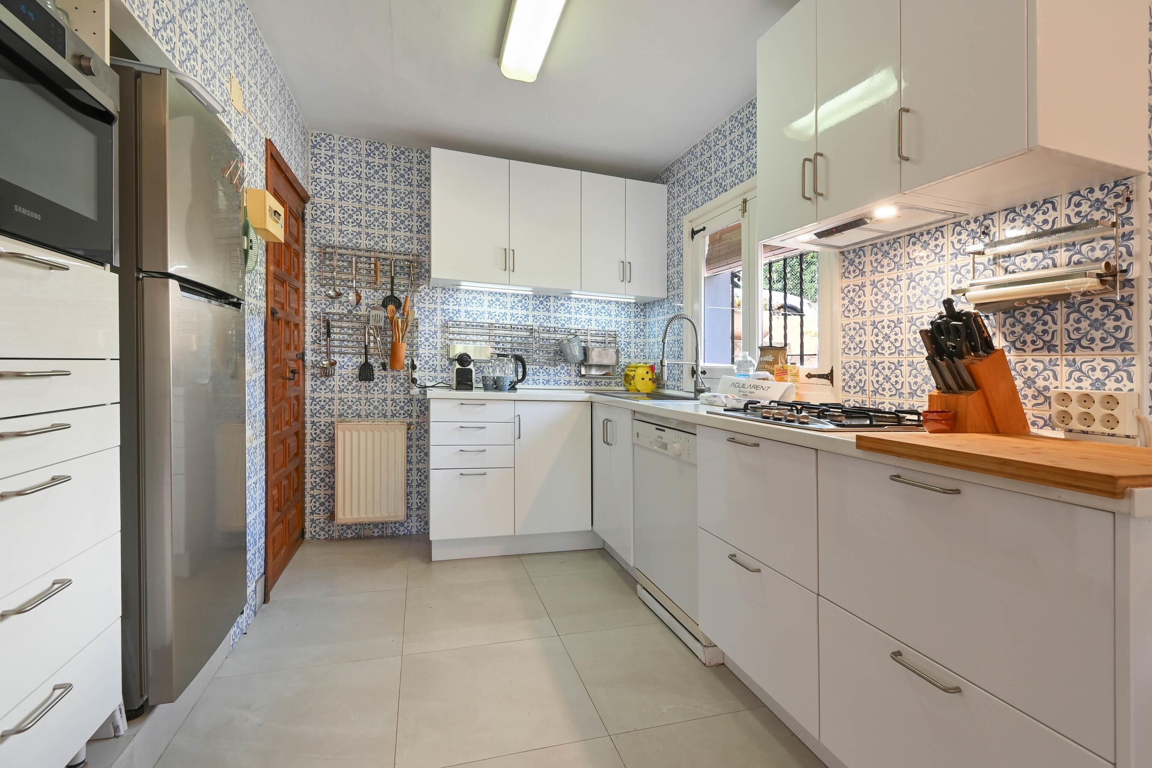 Coffee/tea maker, fridge, oven, stovetop