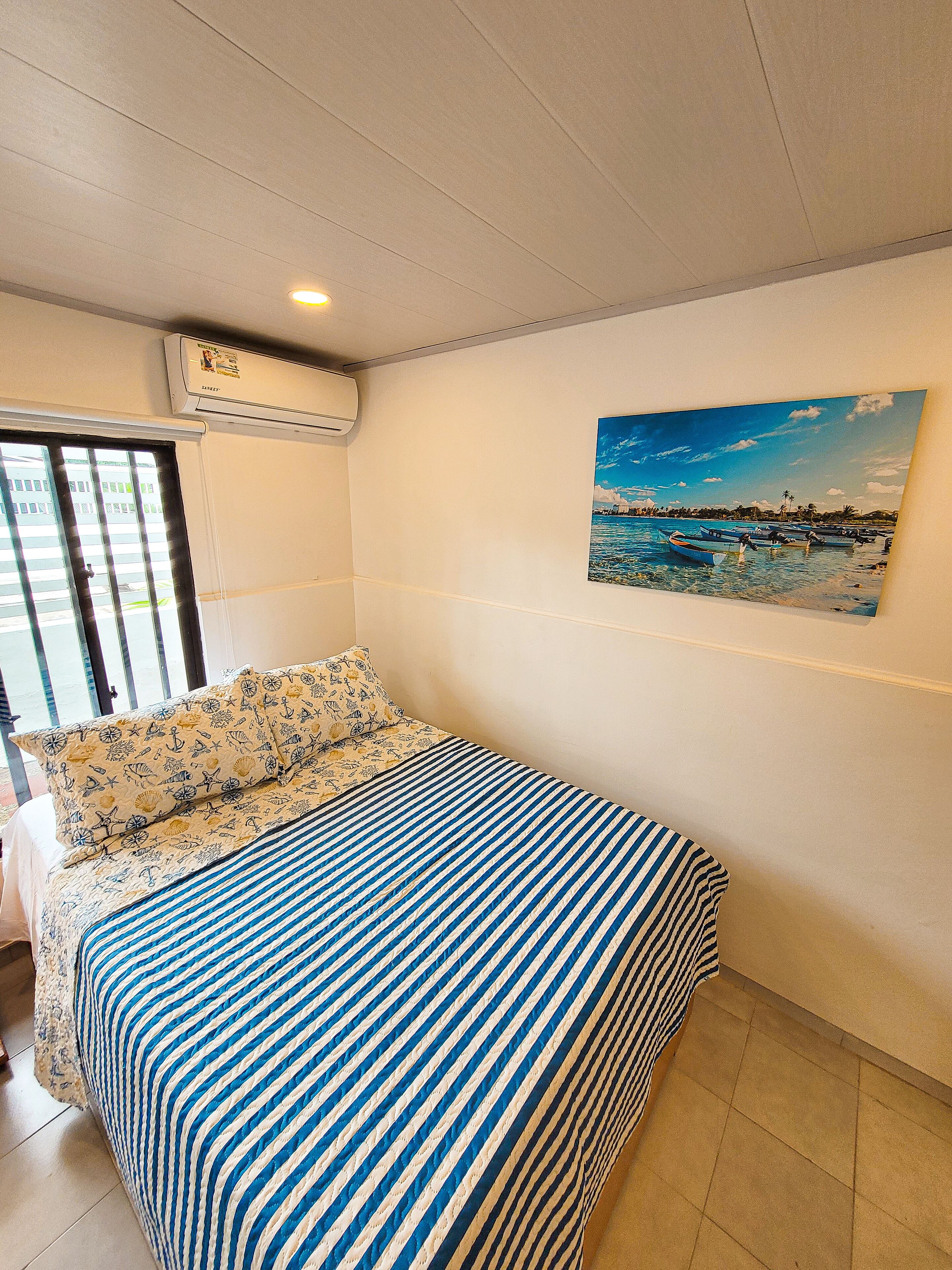 4 habitaciones, tabla de planchar con plancha, internet y ropa de cama 