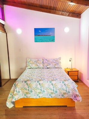 4 bedrooms, iron/ironing board, internet, bed sheets
