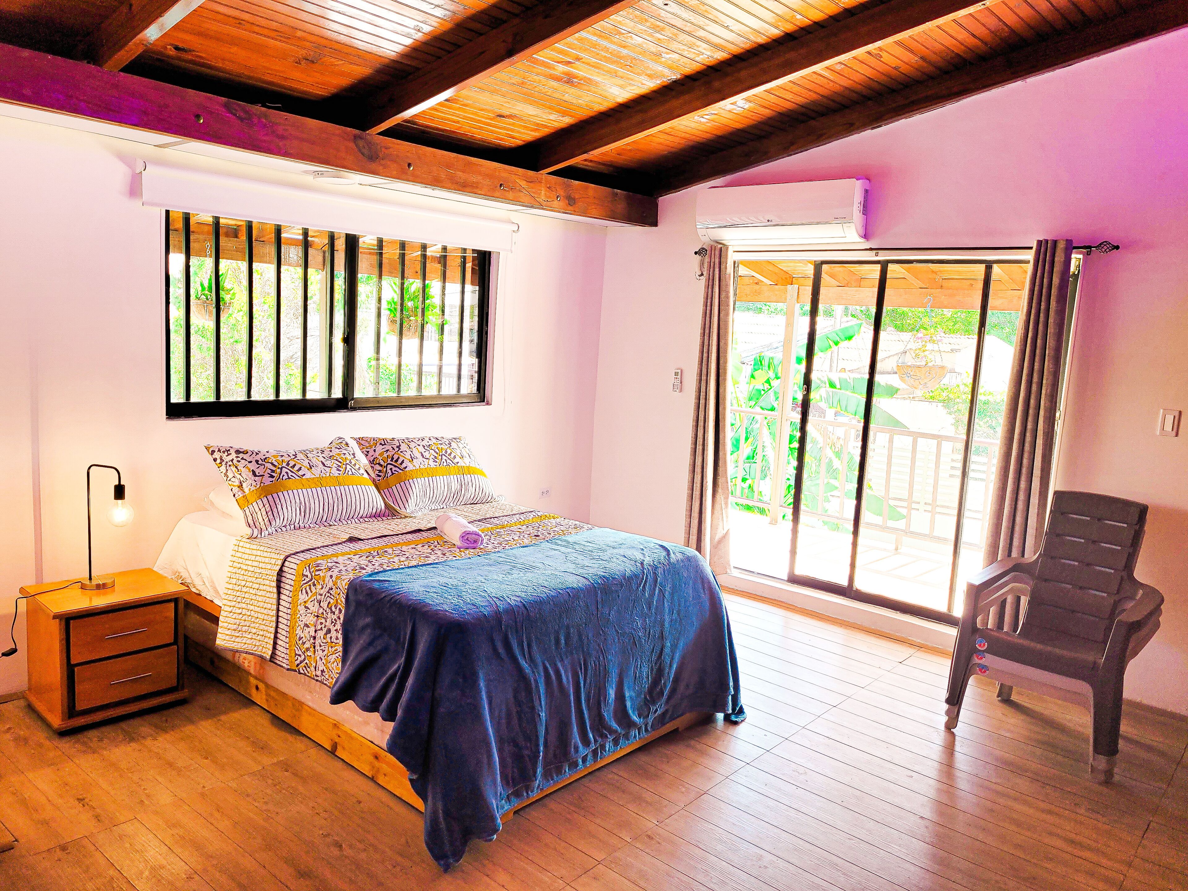 4 habitaciones, tabla de planchar con plancha, internet y ropa de cama 