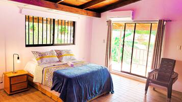 4 habitaciones, tabla de planchar con plancha, internet y ropa de cama