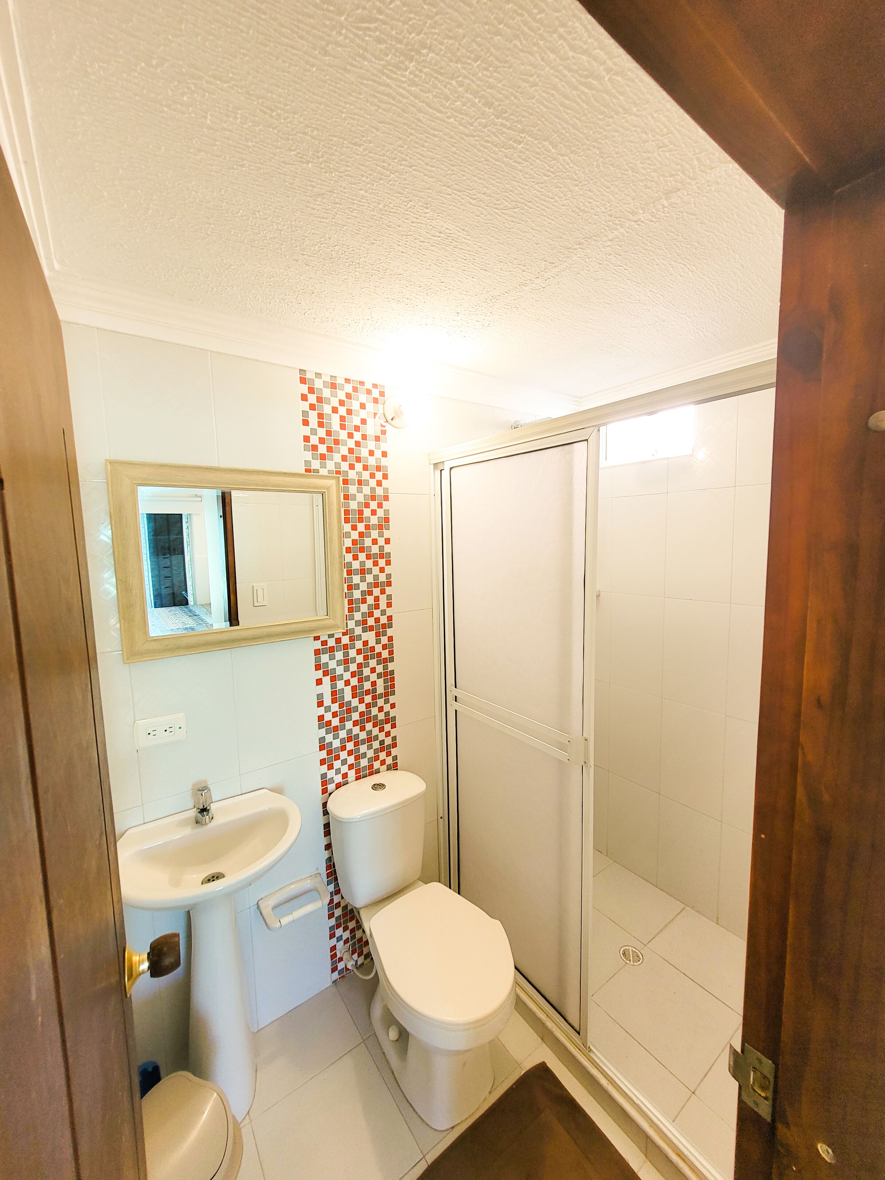 Douche, sèche-cheveux, serviettes fournies, savon