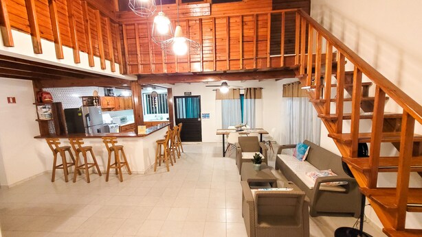 Un interior espacioso con área de cocina, comedor y escalera.
