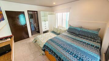 4 habitaciones, tabla de planchar con plancha, internet y ropa de cama