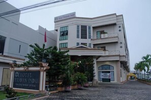 A hotel with a modern facade, a prominent entrance, and a sign indicating it is a hotel. - Hotel Derawan Indah (Bugis)