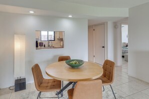 Dining - < 2 Mi to London Bridge: Chic Condo w/ Pool Access (Lake Havasu City)