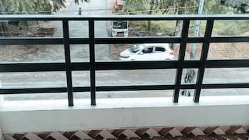 Apartment, 2 Bedrooms, Smoking, Balcony | Parking | Free self-parking